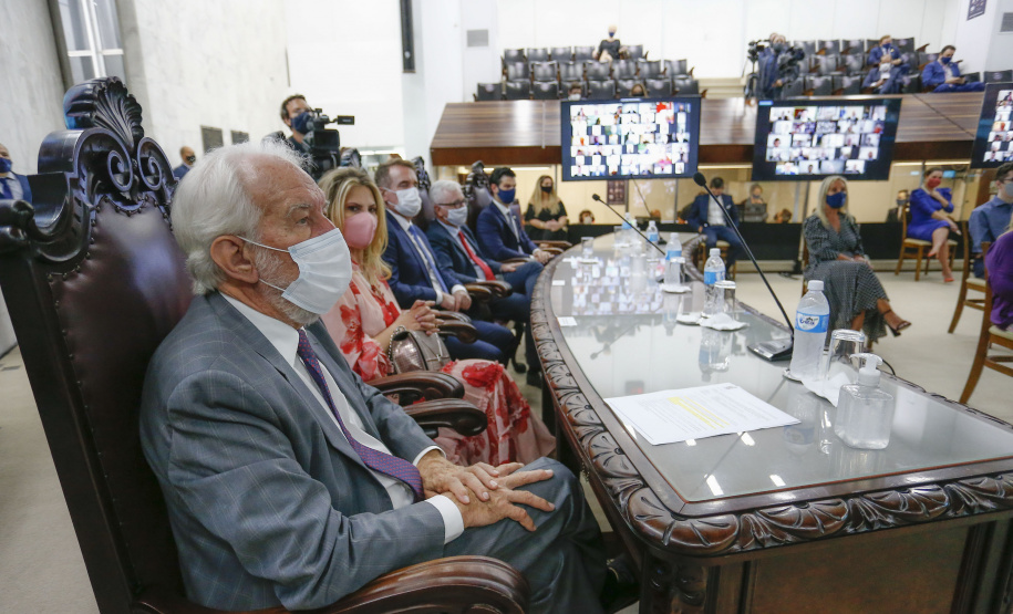 O governador Carlos Massa Ratinho Junior participou nesta quarta-feira (27) da posse da nova mesa diretora do Tribunal de Contas do Paraná (TCE), eleita em dezembro no passado para o comando do órgão de controle no biênio 2020-2021. O conselheiro Fabio Camargo assume a presidência do TCE no lugar de Nestor Baptista, Ivan Bonilha passa a ocupar a vice-presidência e Fernando Guimarães o cargo de corregedor-geral.  Foto: Jonathan Campos/AEN