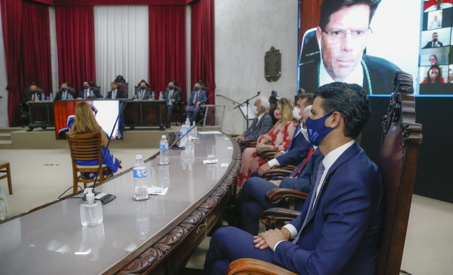 O governador Carlos Massa Ratinho Junior participou nesta quarta-feira (27) da posse da nova mesa diretora do Tribunal de Contas do Paraná (TCE), eleita em dezembro no passado para o comando do órgão de controle no biênio 2020-2021. O conselheiro Fabio Camargo assume a presidência do TCE no lugar de Nestor Baptista, Ivan Bonilha passa a ocupar a vice-presidência e Fernando Guimarães o cargo de corregedor-geral.  Foto: Jonathan Campos/AEN