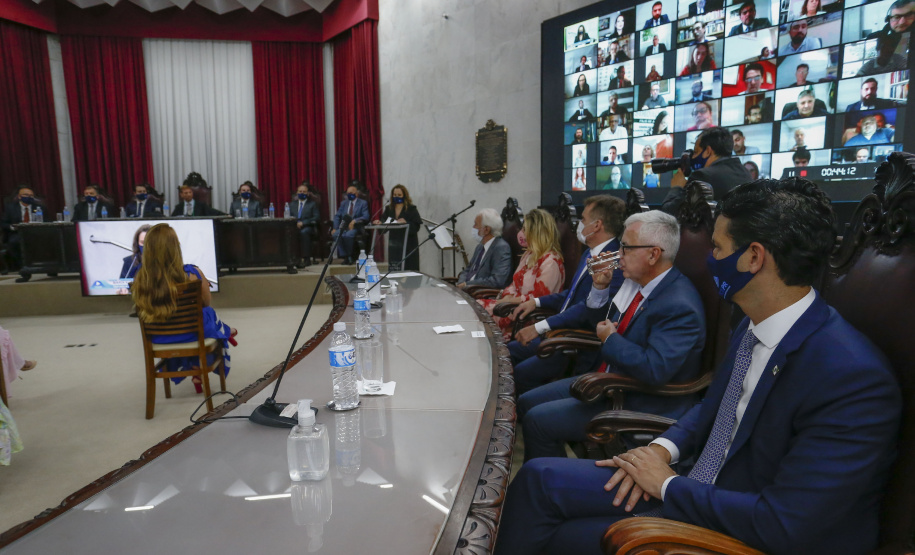 O governador Carlos Massa Ratinho Junior participou nesta quarta-feira (27) da posse da nova mesa diretora do Tribunal de Contas do Paraná (TCE), eleita em dezembro no passado para o comando do órgão de controle no biênio 2020-2021. O conselheiro Fabio Camargo assume a presidência do TCE no lugar de Nestor Baptista, Ivan Bonilha passa a ocupar a vice-presidência e Fernando Guimarães o cargo de corregedor-geral.  Foto: Jonathan Campos/AEN