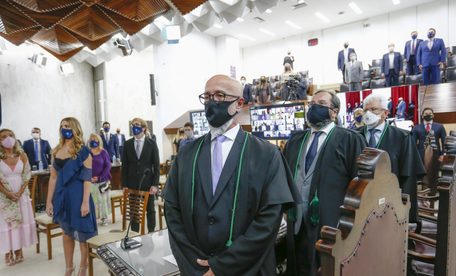 O governador Carlos Massa Ratinho Junior participou nesta quarta-feira (27) da posse da nova mesa diretora do Tribunal de Contas do Paraná (TCE), eleita em dezembro no passado para o comando do órgão de controle no biênio 2020-2021. O conselheiro Fabio Camargo assume a presidência do TCE no lugar de Nestor Baptista, Ivan Bonilha passa a ocupar a vice-presidência e Fernando Guimarães o cargo de corregedor-geral.  Foto: Jonathan Campos/AEN