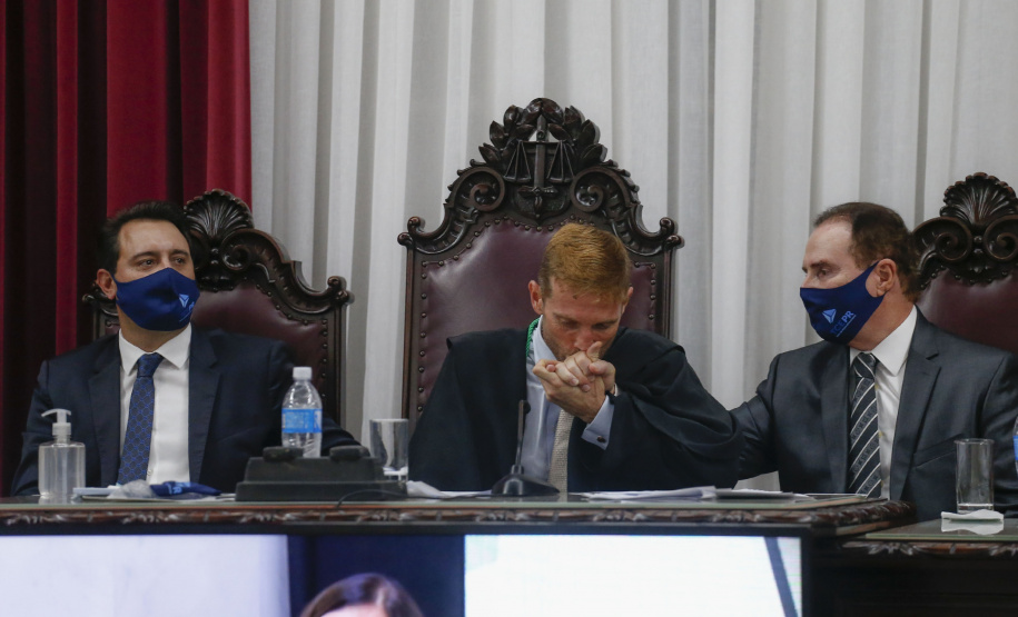 O governador Carlos Massa Ratinho Junior participou nesta quarta-feira (27) da posse da nova mesa diretora do Tribunal de Contas do Paraná (TCE), eleita em dezembro no passado para o comando do órgão de controle no biênio 2020-2021. O conselheiro Fabio Camargo assume a presidência do TCE no lugar de Nestor Baptista, Ivan Bonilha passa a ocupar a vice-presidência e Fernando Guimarães o cargo de corregedor-geral.  Foto: Jonathan Campos/AEN