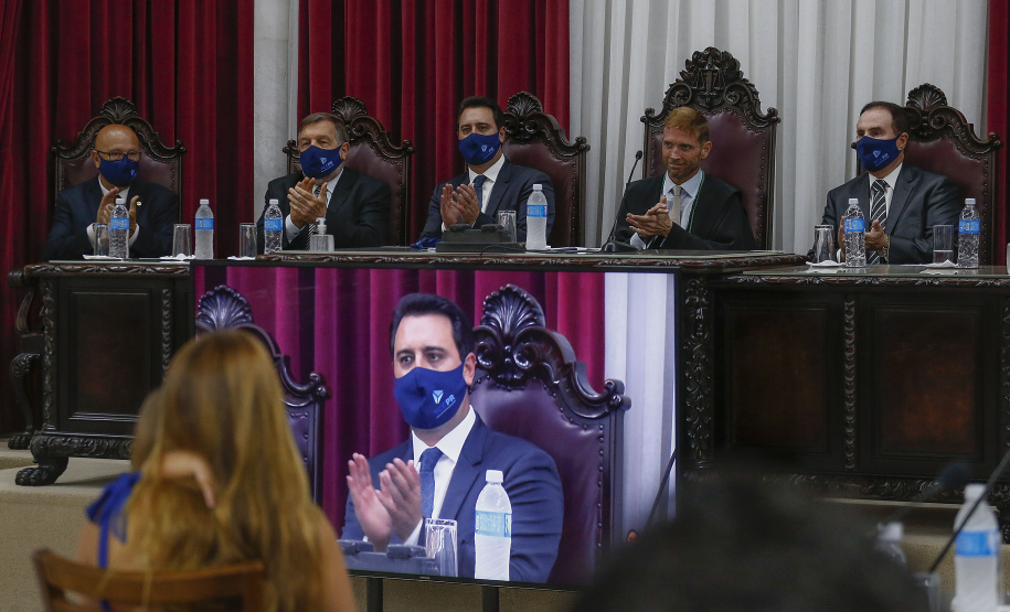 O governador Carlos Massa Ratinho Junior participou nesta quarta-feira (27) da posse da nova mesa diretora do Tribunal de Contas do Paraná (TCE), eleita em dezembro no passado para o comando do órgão de controle no biênio 2020-2021. O conselheiro Fabio Camargo assume a presidência do TCE no lugar de Nestor Baptista, Ivan Bonilha passa a ocupar a vice-presidência e Fernando Guimarães o cargo de corregedor-geral.  Foto: Jonathan Campos/AEN