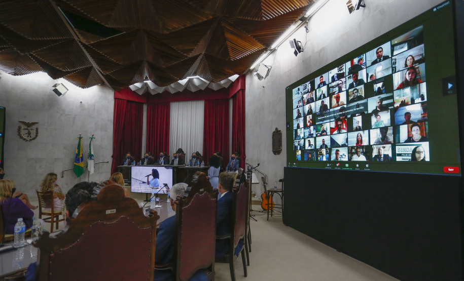 O governador Carlos Massa Ratinho Junior participou nesta quarta-feira (27) da posse da nova mesa diretora do Tribunal de Contas do Paraná (TCE), eleita em dezembro no passado para o comando do órgão de controle no biênio 2020-2021. O conselheiro Fabio Camargo assume a presidência do TCE no lugar de Nestor Baptista, Ivan Bonilha passa a ocupar a vice-presidência e Fernando Guimarães o cargo de corregedor-geral.  Foto: Jonathan Campos/AEN