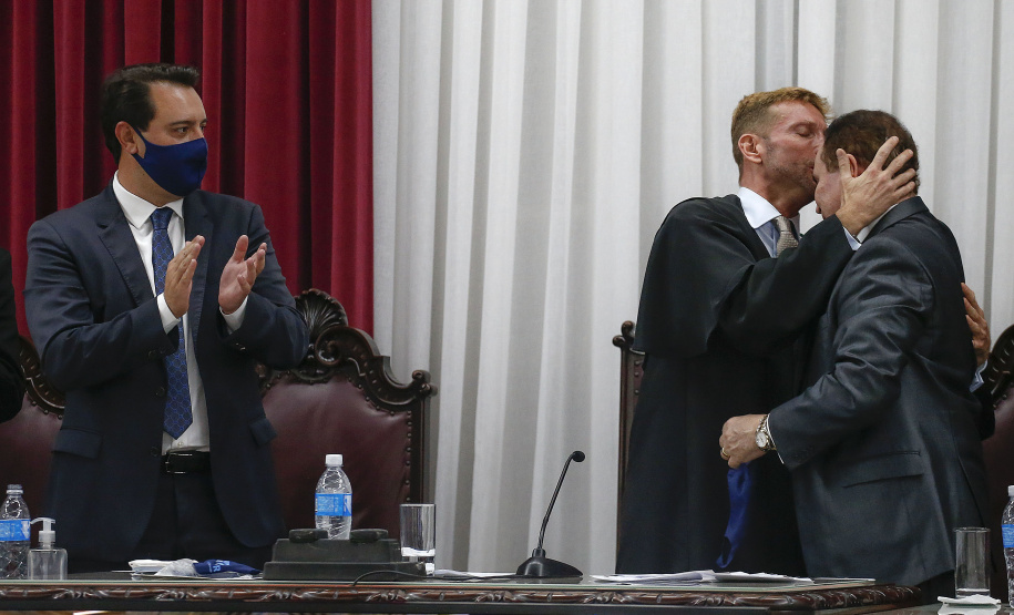 O governador Carlos Massa Ratinho Junior participou nesta quarta-feira (27) da posse da nova mesa diretora do Tribunal de Contas do Paraná (TCE), eleita em dezembro no passado para o comando do órgão de controle no biênio 2020-2021. O conselheiro Fabio Camargo assume a presidência do TCE no lugar de Nestor Baptista, Ivan Bonilha passa a ocupar a vice-presidência e Fernando Guimarães o cargo de corregedor-geral.  Foto: Jonathan Campos/AEN