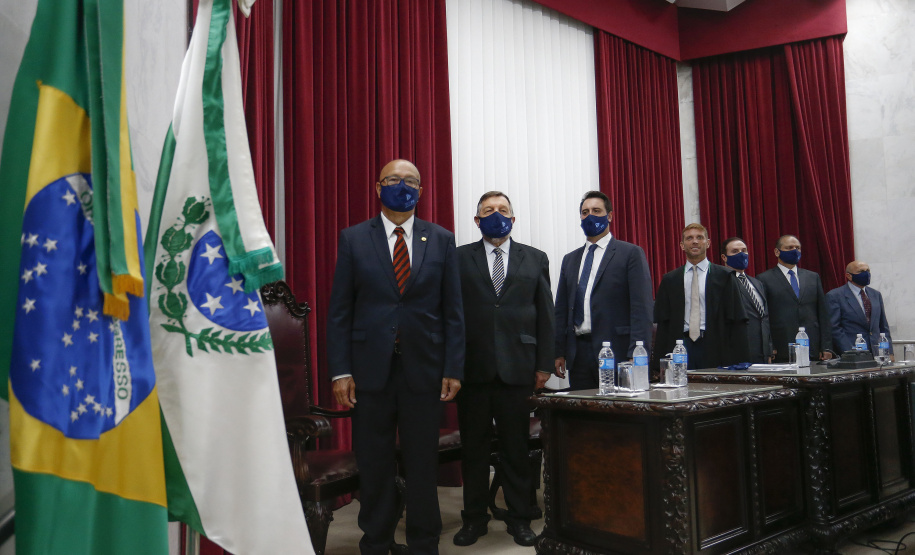 O governador Carlos Massa Ratinho Junior participou nesta quarta-feira (27) da posse da nova mesa diretora do Tribunal de Contas do Paraná (TCE), eleita em dezembro no passado para o comando do órgão de controle no biênio 2020-2021. O conselheiro Fabio Camargo assume a presidência do TCE no lugar de Nestor Baptista, Ivan Bonilha passa a ocupar a vice-presidência e Fernando Guimarães o cargo de corregedor-geral.  Foto: Jonathan Campos/AEN