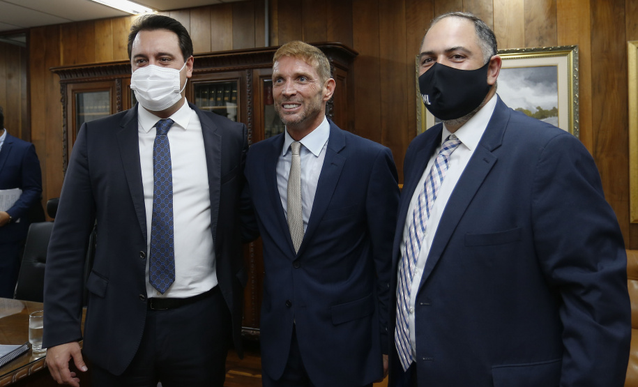 O governador Carlos Massa Ratinho Junior participou nesta quarta-feira (27) da posse da nova mesa diretora do Tribunal de Contas do Paraná (TCE), eleita em dezembro no passado para o comando do órgão de controle no biênio 2020-2021. O conselheiro Fabio Camargo assume a presidência do TCE no lugar de Nestor Baptista, Ivan Bonilha passa a ocupar a vice-presidência e Fernando Guimarães o cargo de corregedor-geral.  Foto: Jonathan Campos/AEN