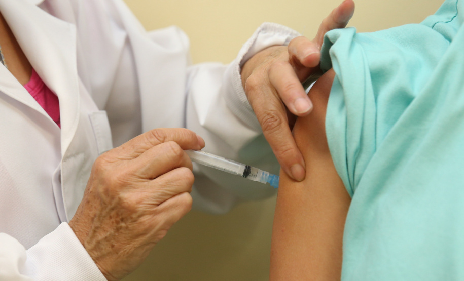 Vacina Oxford/AstraZeneca para imunizacao  em profissionais de saude do Hospital de Reabilitação do Paraná que tem leitos exclusivo de combate à Covid-19.  Curitiba, 27/01/2021. Foto: Geraldo Bubniak/AEN