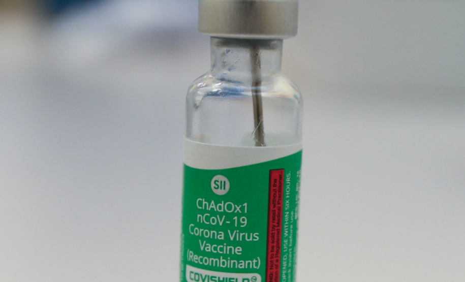Vacina Oxford/AstraZeneca para imunizacao  em profissionais de saude do Hospital de Reabilitação do Paraná que tem leitos exclusivo de combate à Covid-19.  Curitiba, 27/01/2021. Foto: Geraldo Bubniak/AEN