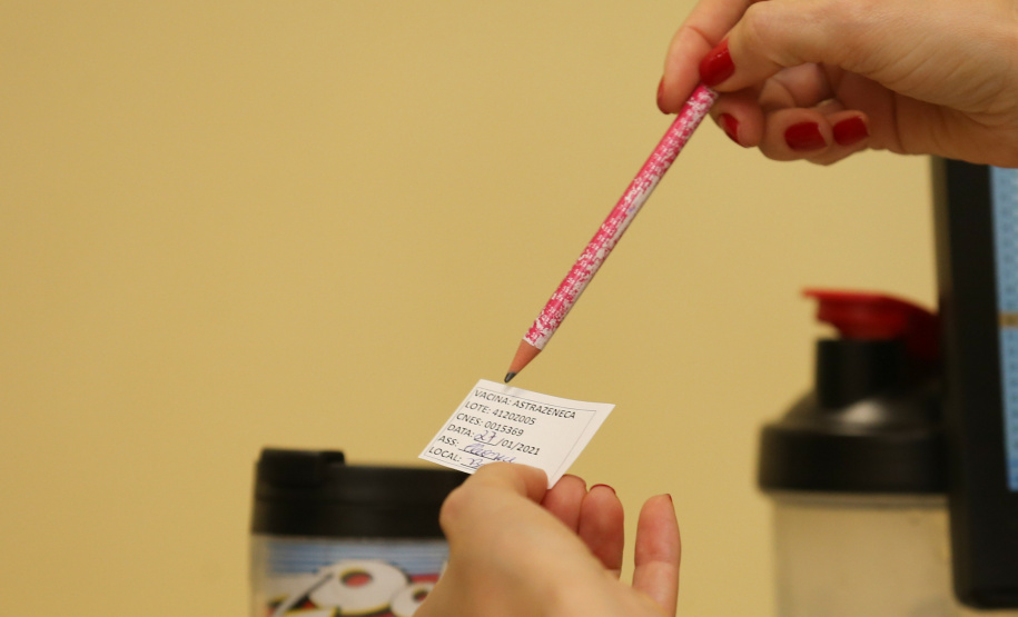 Vacina Oxford/AstraZeneca para imunizacao  em profissionais de saude do Hospital de Reabilitação do Paraná que tem leitos exclusivo de combate à Covid-19.  Curitiba, 27/01/2021. Foto: Geraldo Bubniak/AEN