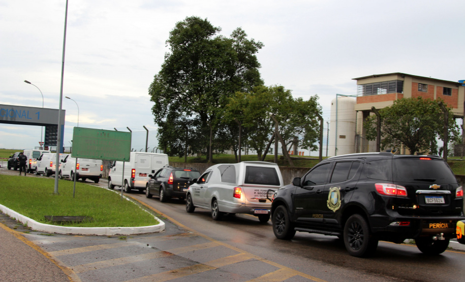 Logística de transporte de corpos, vítimas e familiares termina em Curitiba e avião decola ao Pará; peritas paranaenses seguem no mesmo voo - SESP PR