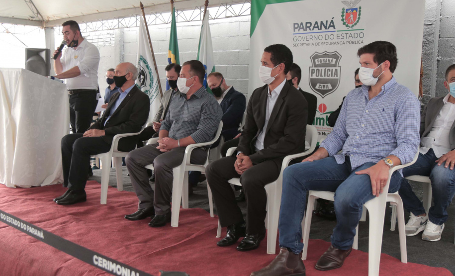 O Governo do Estado entregou nesta quinta-feira (28) ao município de Cambé, no Norte do Estado, a nova delegacia de Polícia Civil. Esta obra significa a reestruturação das atividades do órgão. Os novos espaços e a ausência de custódia de presos significam ampliação das diligências policiais e investigações para solucionar crimes, atividade fim da instituição. Junto à Delegacia, também foi inaugurado o prédio do 1º Distrito. Foto: Toni Silva