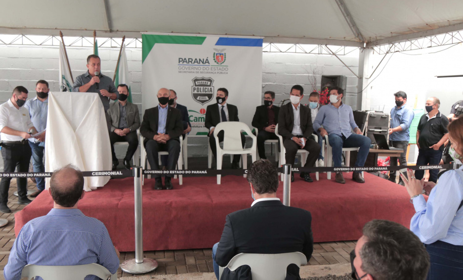 O Governo do Estado entregou nesta quinta-feira (28) ao município de Cambé, no Norte do Estado, a nova delegacia de Polícia Civil. Esta obra significa a reestruturação das atividades do órgão. Os novos espaços e a ausência de custódia de presos significam ampliação das diligências policiais e investigações para solucionar crimes, atividade fim da instituição. Junto à Delegacia, também foi inaugurado o prédio do 1º Distrito. Foto: Toni Silva