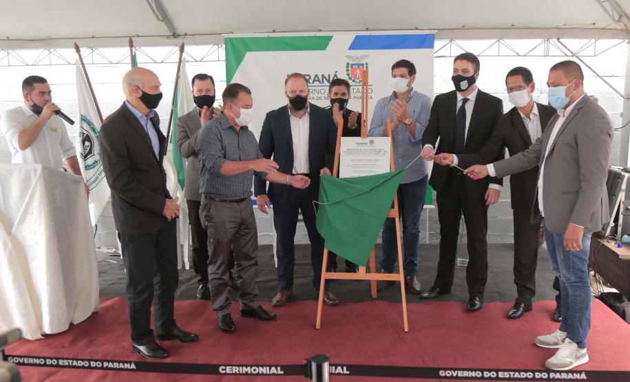 O Governo do Estado entregou nesta quinta-feira (28) ao município de Cambé, no Norte do Estado, a nova delegacia de Polícia Civil. Esta obra significa a reestruturação das atividades do órgão. Os novos espaços e a ausência de custódia de presos significam ampliação das diligências policiais e investigações para solucionar crimes, atividade fim da instituição. Junto à Delegacia, também foi inaugurado o prédio do 1º Distrito. Foto: Toni Silva