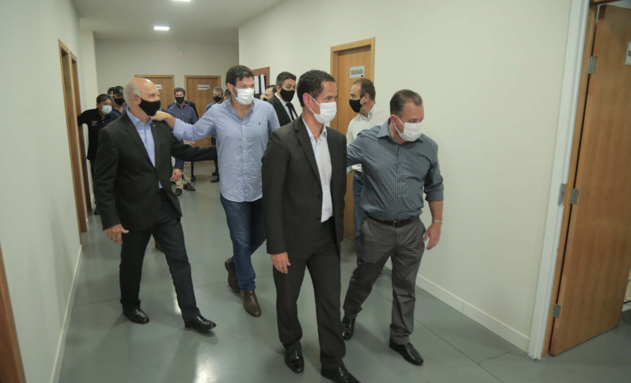 O Governo do Estado entregou nesta quinta-feira (28) ao município de Cambé, no Norte do Estado, a nova delegacia de Polícia Civil. Esta obra significa a reestruturação das atividades do órgão. Os novos espaços e a ausência de custódia de presos significam ampliação das diligências policiais e investigações para solucionar crimes, atividade fim da instituição. Junto à Delegacia, também foi inaugurado o prédio do 1º Distrito. Foto: Toni Silva