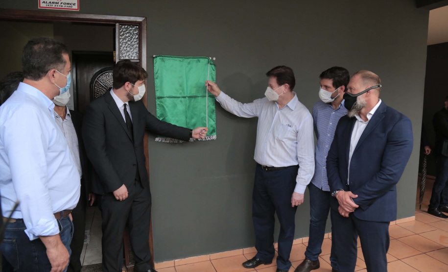 O Governo do Estado entregou nesta quinta-feira (28) ao município de Cambé, no Norte do Estado, a nova delegacia de Polícia Civil. Esta obra significa a reestruturação das atividades do órgão. Os novos espaços e a ausência de custódia de presos significam ampliação das diligências policiais e investigações para solucionar crimes, atividade fim da instituição. Junto à Delegacia, também foi inaugurado o prédio do 1º Distrito. Foto: Toni Silva