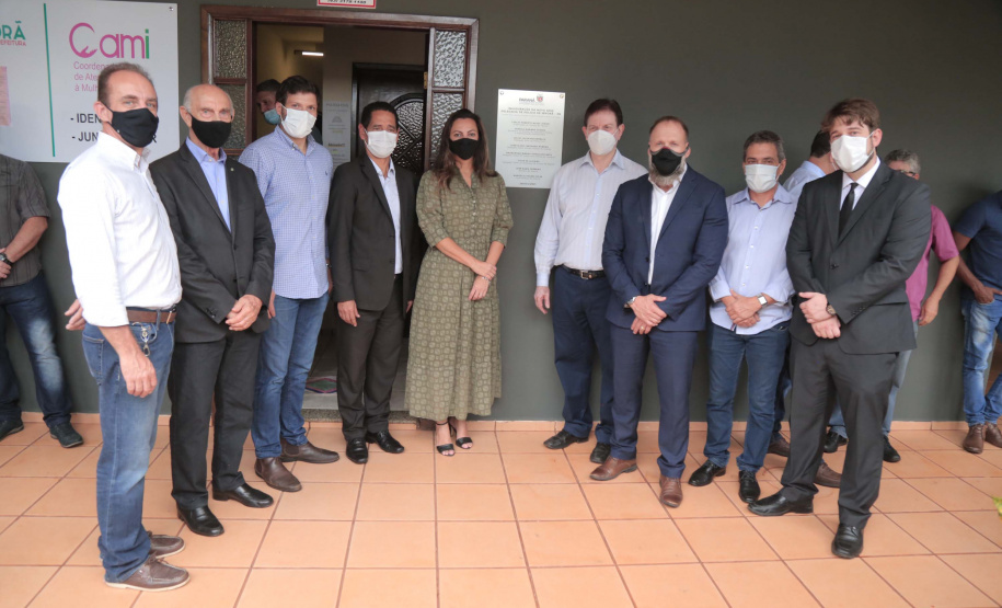 O Governo do Estado entregou nesta quinta-feira (28) ao município de Cambé, no Norte do Estado, a nova delegacia de Polícia Civil. Esta obra significa a reestruturação das atividades do órgão. Os novos espaços e a ausência de custódia de presos significam ampliação das diligências policiais e investigações para solucionar crimes, atividade fim da instituição. Junto à Delegacia, também foi inaugurado o prédio do 1º Distrito. Foto: Toni Silva