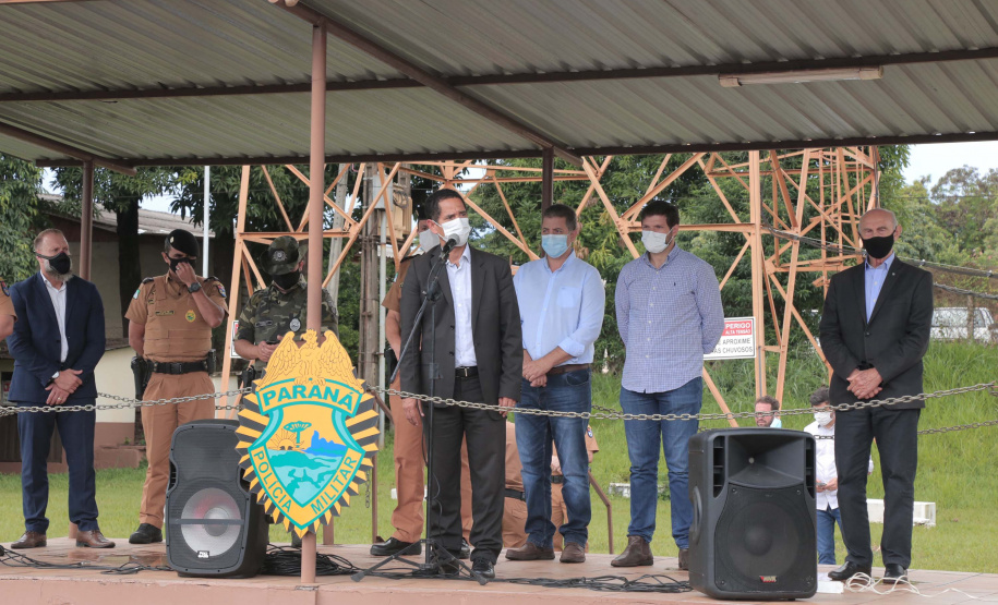 O Governo do Estado entregou nesta quinta-feira (28) ao município de Cambé, no Norte do Estado, a nova delegacia de Polícia Civil. Esta obra significa a reestruturação das atividades do órgão. Os novos espaços e a ausência de custódia de presos significam ampliação das diligências policiais e investigações para solucionar crimes, atividade fim da instituição. Junto à Delegacia, também foi inaugurado o prédio do 1º Distrito. Foto: Toni Silva