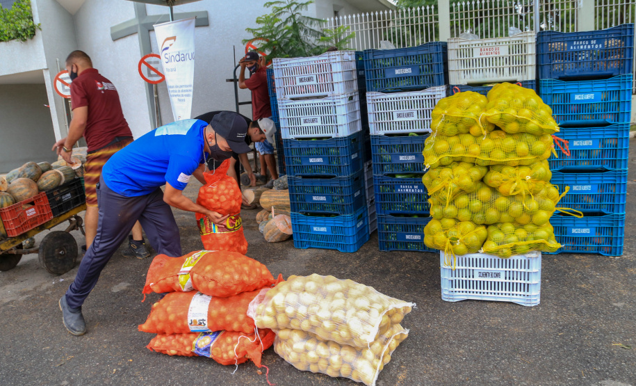 Permissionários atacadistas da Ceasa Curitiba fazem doação 25 toneladas de alimentos para entidades beneficentes de Curitiba e Região Metropolitana, além de famílias atingidas pelas chuvas em Irati, na região Centro-Sul do Estado. - Curitiba, 29/01/2021  -  Foto: Veldelino Pontes
