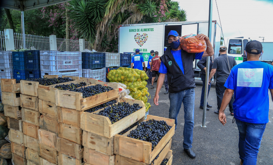 Permissionários atacadistas da Ceasa Curitiba fazem doação 25 toneladas de alimentos para entidades beneficentes de Curitiba e Região Metropolitana, além de famílias atingidas pelas chuvas em Irati, na região Centro-Sul do Estado. - Curitiba, 29/01/2021  -  Foto: Veldelino Pontes