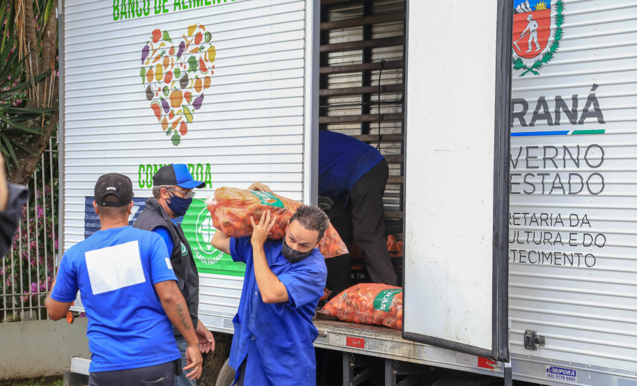 Permissionários atacadistas da Ceasa Curitiba fazem doação 25 toneladas de alimentos para entidades beneficentes de Curitiba e Região Metropolitana, além de famílias atingidas pelas chuvas em Irati, na região Centro-Sul do Estado. - Curitiba, 29/01/2021  -  Foto: Veldelino Pontes
