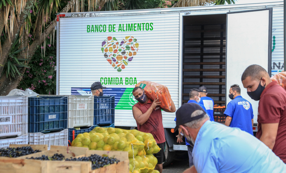Permissionários atacadistas da Ceasa Curitiba fazem doação 25 toneladas de alimentos para entidades beneficentes de Curitiba e Região Metropolitana, além de famílias atingidas pelas chuvas em Irati, na região Centro-Sul do Estado. - Curitiba, 29/01/2021  -  Foto: Veldelino Pontes