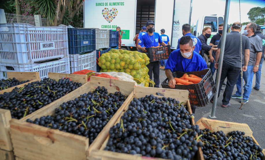 Permissionários atacadistas da Ceasa Curitiba fazem doação 25 toneladas de alimentos para entidades beneficentes de Curitiba e Região Metropolitana, além de famílias atingidas pelas chuvas em Irati, na região Centro-Sul do Estado. - Curitiba, 29/01/2021  -  Foto: Veldelino Pontes