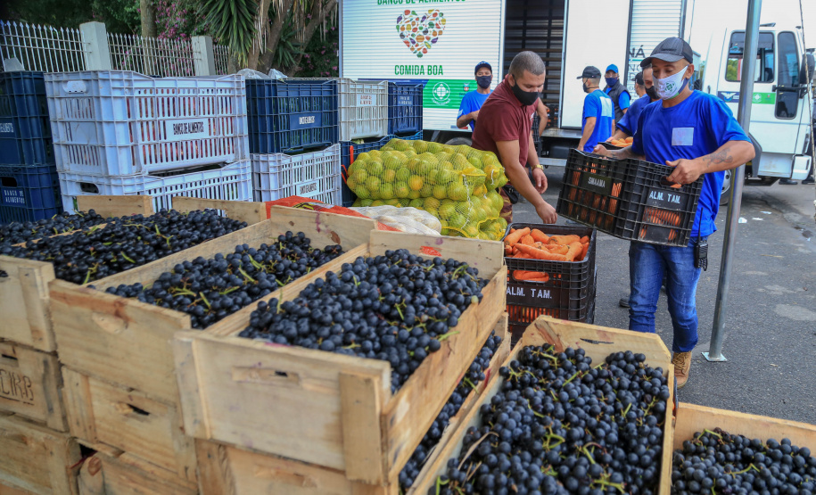 Permissionários atacadistas da Ceasa Curitiba fazem doação 25 toneladas de alimentos para entidades beneficentes de Curitiba e Região Metropolitana, além de famílias atingidas pelas chuvas em Irati, na região Centro-Sul do Estado. - Curitiba, 29/01/2021  -  Foto: Veldelino Pontes