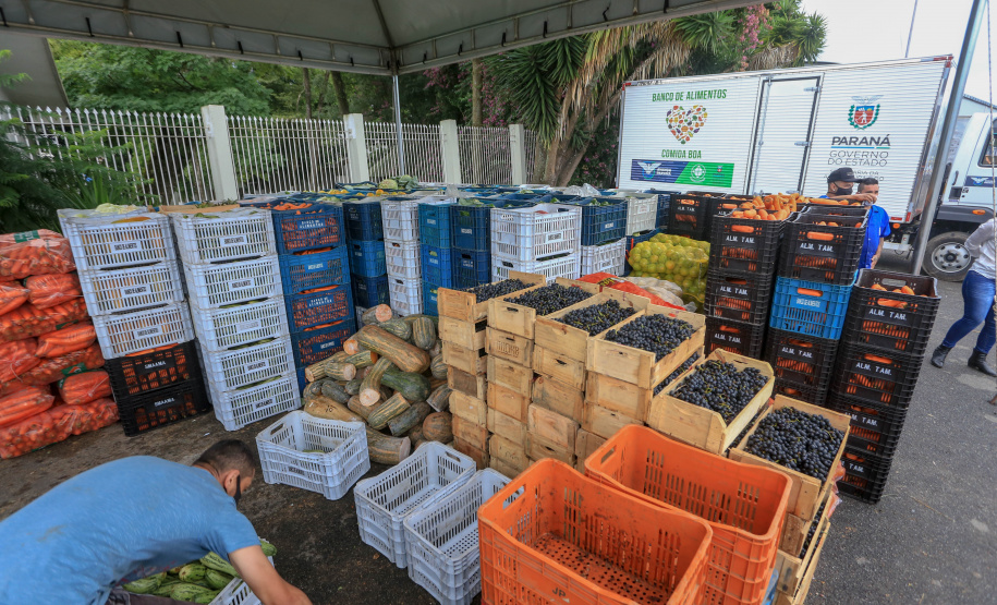 Permissionários atacadistas da Ceasa Curitiba fazem doação 25 toneladas de alimentos para entidades beneficentes de Curitiba e Região Metropolitana, além de famílias atingidas pelas chuvas em Irati, na região Centro-Sul do Estado. - Curitiba, 29/01/2021  -  Foto: Veldelino Pontes