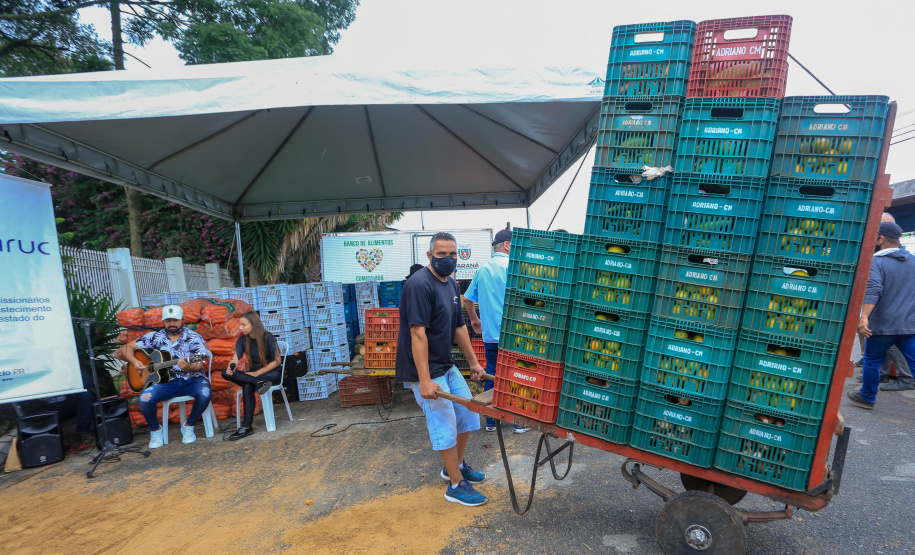 Permissionários atacadistas da Ceasa Curitiba fazem doação 25 toneladas de alimentos para entidades beneficentes de Curitiba e Região Metropolitana, além de famílias atingidas pelas chuvas em Irati, na região Centro-Sul do Estado. - Curitiba, 29/01/2021  -  Foto: Veldelino Pontes