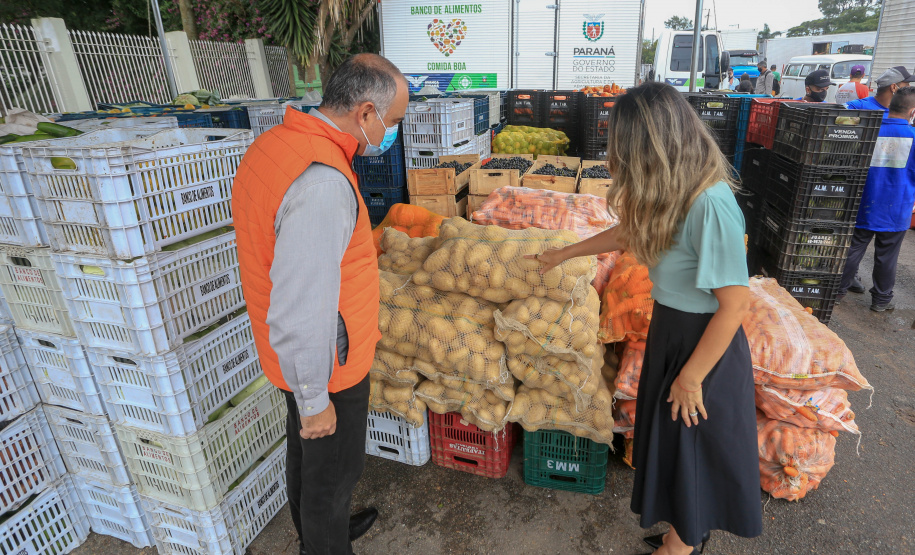 Permissionários atacadistas da Ceasa Curitiba fazem doação 25 toneladas de alimentos para entidades beneficentes de Curitiba e Região Metropolitana, além de famílias atingidas pelas chuvas em Irati, na região Centro-Sul do Estado. - Curitiba, 29/01/2021  -  Foto: Veldelino Pontes