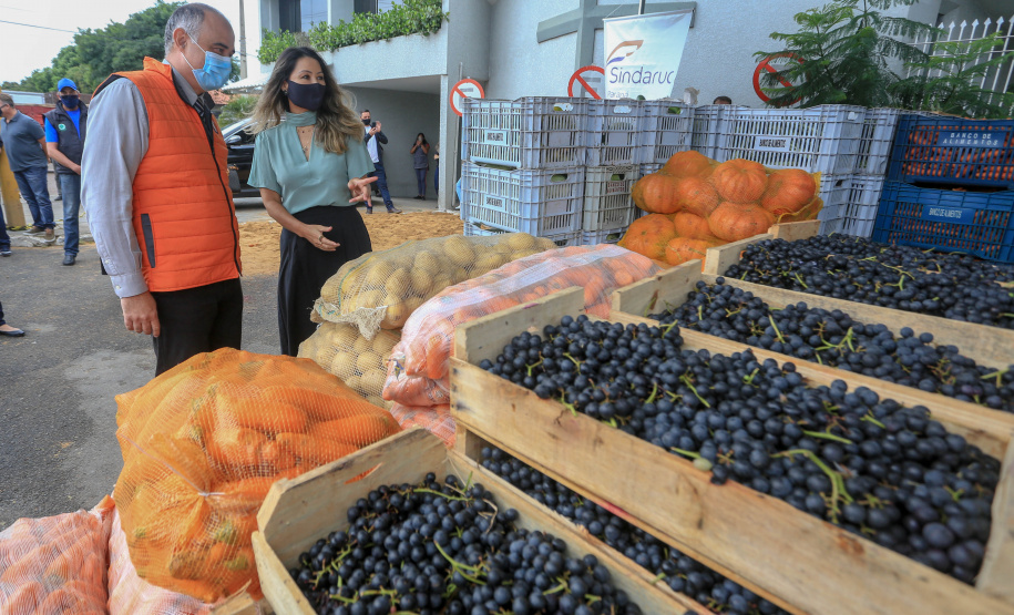 Permissionários atacadistas da Ceasa Curitiba fazem doação 25 toneladas de alimentos para entidades beneficentes de Curitiba e Região Metropolitana, além de famílias atingidas pelas chuvas em Irati, na região Centro-Sul do Estado. - Curitiba, 29/01/2021  -  Foto: Veldelino Pontes