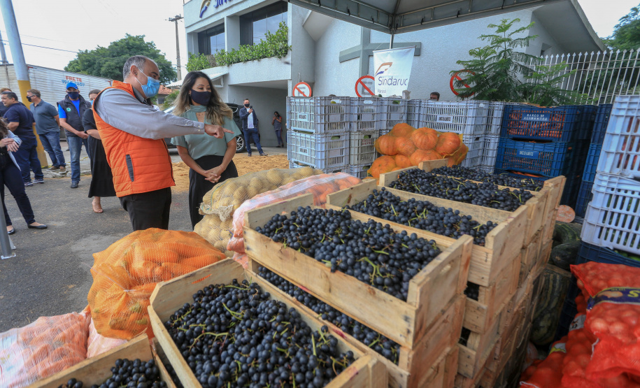 Permissionários atacadistas da Ceasa Curitiba fazem doação 25 toneladas de alimentos para entidades beneficentes de Curitiba e Região Metropolitana, além de famílias atingidas pelas chuvas em Irati, na região Centro-Sul do Estado. - Curitiba, 29/01/2021  -  Foto: Veldelino Pontes