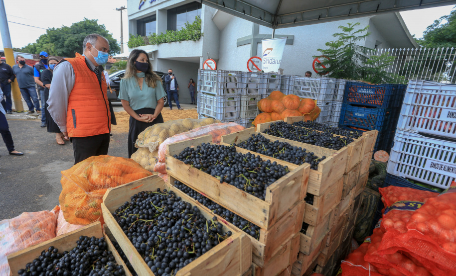 Permissionários atacadistas da Ceasa Curitiba fazem doação 25 toneladas de alimentos para entidades beneficentes de Curitiba e Região Metropolitana, além de famílias atingidas pelas chuvas em Irati, na região Centro-Sul do Estado. - Curitiba, 29/01/2021  -  Foto: Veldelino Pontes