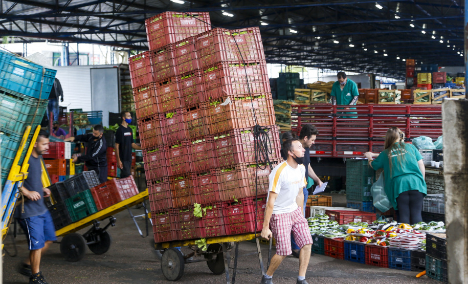 Permissionários atacadistas da Ceasa Curitiba fazem doação 25 toneladas de alimentos para entidades beneficentes de Curitiba e Região Metropolitana, além de famílias atingidas pelas chuvas em Irati, na região Centro-Sul do Estado. - Curitiba, 29/01/2021  - Foto: Gilson Abreu/AEN