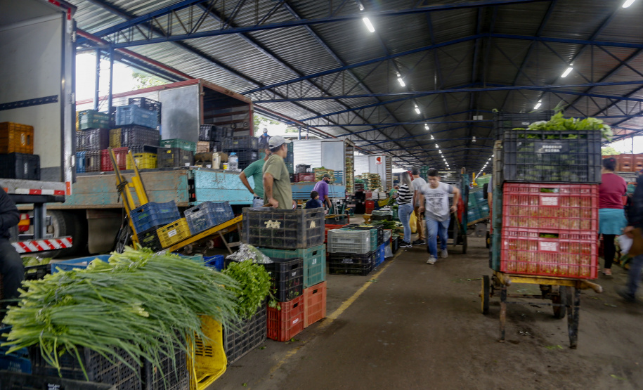 Permissionários atacadistas da Ceasa Curitiba fazem doação 25 toneladas de alimentos para entidades beneficentes de Curitiba e Região Metropolitana, além de famílias atingidas pelas chuvas em Irati, na região Centro-Sul do Estado. - Curitiba, 29/01/2021  - Foto: Gilson Abreu/AEN