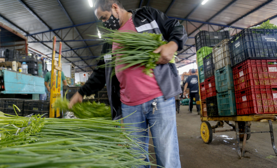 Permissionários atacadistas da Ceasa Curitiba fazem doação 25 toneladas de alimentos para entidades beneficentes de Curitiba e Região Metropolitana, além de famílias atingidas pelas chuvas em Irati, na região Centro-Sul do Estado. - Curitiba, 29/01/2021  - Foto: Gilson Abreu/AEN