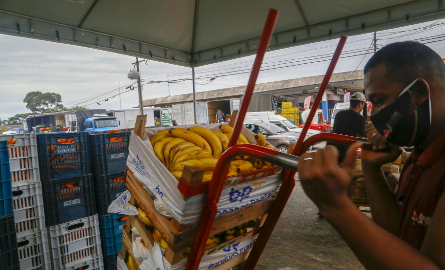 Permissionários atacadistas da Ceasa Curitiba fazem doação 25 toneladas de alimentos para entidades beneficentes de Curitiba e Região Metropolitana, além de famílias atingidas pelas chuvas em Irati, na região Centro-Sul do Estado. - Curitiba, 29/01/2021  - Foto: Gilson Abreu/AEN
