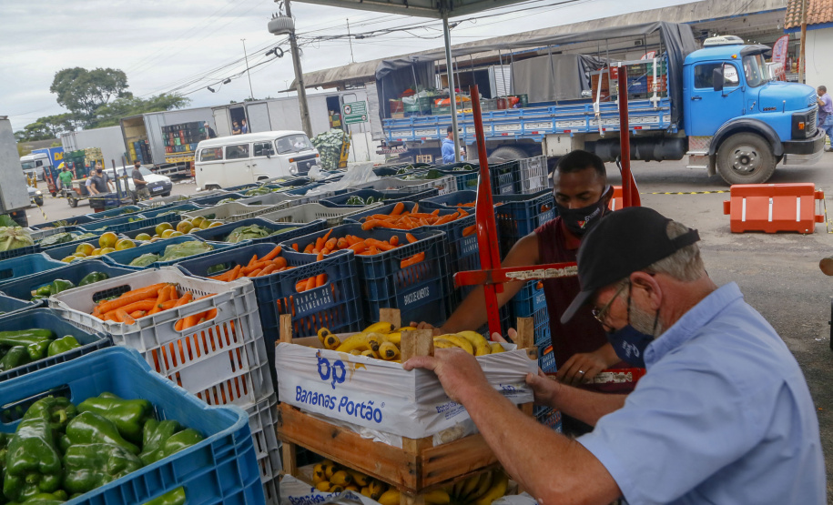 Permissionários atacadistas da Ceasa Curitiba fazem doação 25 toneladas de alimentos para entidades beneficentes de Curitiba e Região Metropolitana, além de famílias atingidas pelas chuvas em Irati, na região Centro-Sul do Estado. - Curitiba, 29/01/2021  - Foto: Gilson Abreu/AEN