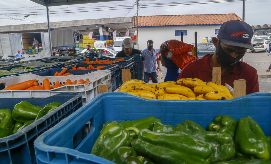 Permissionários atacadistas da Ceasa Curitiba fazem doação 25 toneladas de alimentos para entidades beneficentes de Curitiba e Região Metropolitana, além de famílias atingidas pelas chuvas em Irati, na região Centro-Sul do Estado. - Curitiba, 29/01/2021  - Foto: Gilson Abreu/AEN