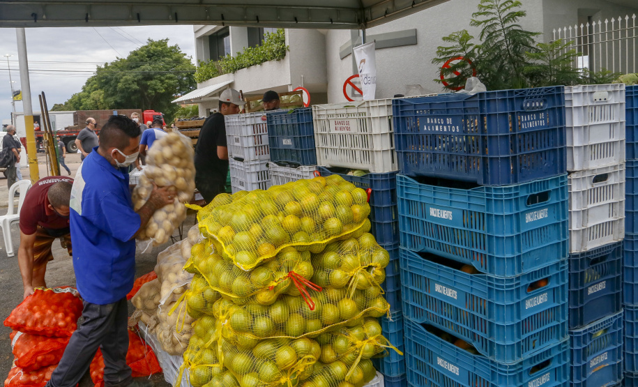 Permissionários atacadistas da Ceasa Curitiba fazem doação 25 toneladas de alimentos para entidades beneficentes de Curitiba e Região Metropolitana, além de famílias atingidas pelas chuvas em Irati, na região Centro-Sul do Estado. - Curitiba, 29/01/2021  - Foto: Gilson Abreu/AEN