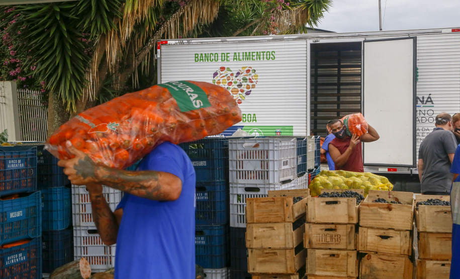 Permissionários atacadistas da Ceasa Curitiba fazem doação 25 toneladas de alimentos para entidades beneficentes de Curitiba e Região Metropolitana, além de famílias atingidas pelas chuvas em Irati, na região Centro-Sul do Estado. - Curitiba, 29/01/2021  - Foto: Gilson Abreu/AEN