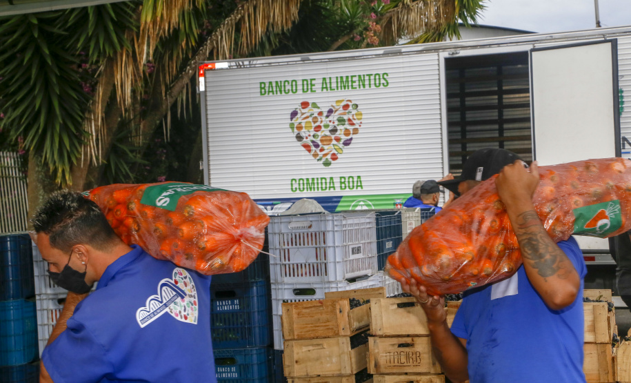 Permissionários atacadistas da Ceasa Curitiba fazem doação 25 toneladas de alimentos para entidades beneficentes de Curitiba e Região Metropolitana, além de famílias atingidas pelas chuvas em Irati, na região Centro-Sul do Estado. - Curitiba, 29/01/2021  - Foto: Gilson Abreu/AEN