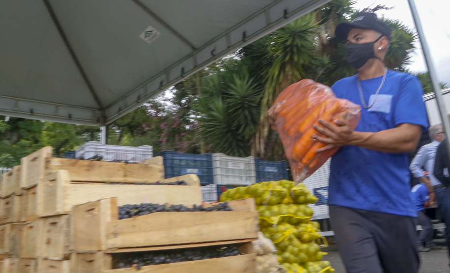 Permissionários atacadistas da Ceasa Curitiba fazem doação 25 toneladas de alimentos para entidades beneficentes de Curitiba e Região Metropolitana, além de famílias atingidas pelas chuvas em Irati, na região Centro-Sul do Estado. - Curitiba, 29/01/2021  - Foto: Gilson Abreu/AEN