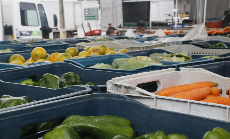 Permissionários atacadistas da Ceasa Curitiba fazem doação 25 toneladas de alimentos para entidades beneficentes de Curitiba e Região Metropolitana, além de famílias atingidas pelas chuvas em Irati, na região Centro-Sul do Estado. - Curitiba, 29/01/2021  - Foto: Gilson Abreu/AEN