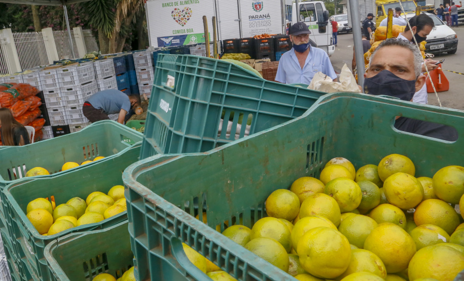 Permissionários atacadistas da Ceasa Curitiba fazem doação 25 toneladas de alimentos para entidades beneficentes de Curitiba e Região Metropolitana, além de famílias atingidas pelas chuvas em Irati, na região Centro-Sul do Estado. - Curitiba, 29/01/2021  - Foto: Gilson Abreu/AEN