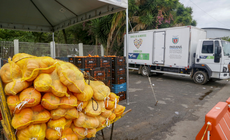 Permissionários atacadistas da Ceasa Curitiba fazem doação 25 toneladas de alimentos para entidades beneficentes de Curitiba e Região Metropolitana, além de famílias atingidas pelas chuvas em Irati, na região Centro-Sul do Estado. - Curitiba, 29/01/2021  - Foto: Gilson Abreu/AEN
