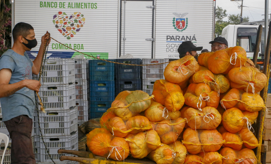 Permissionários atacadistas da Ceasa Curitiba fazem doação 25 toneladas de alimentos para entidades beneficentes de Curitiba e Região Metropolitana, além de famílias atingidas pelas chuvas em Irati, na região Centro-Sul do Estado. - Curitiba, 29/01/2021  - Foto: Gilson Abreu/AEN