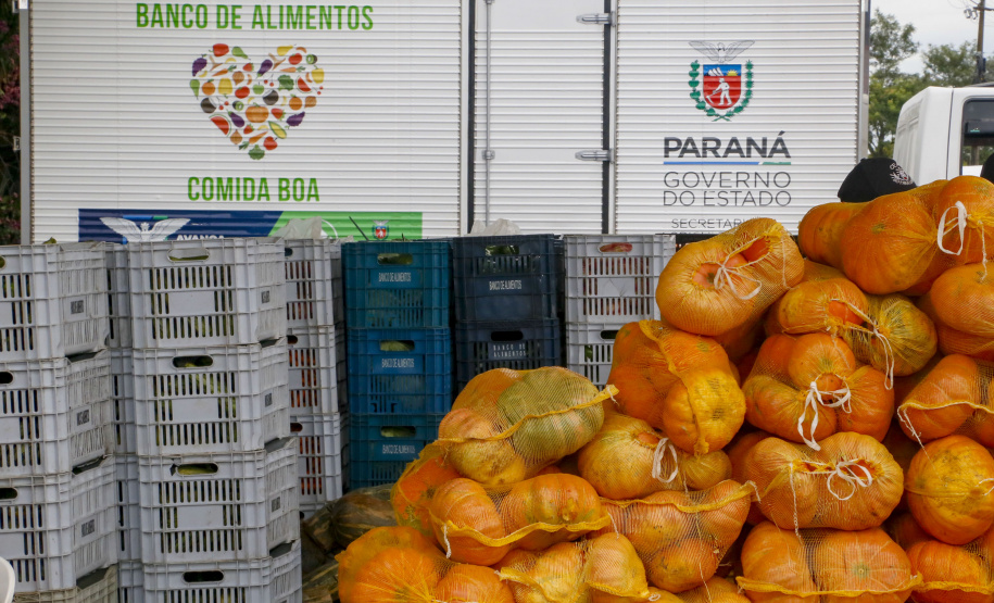 Permissionários atacadistas da Ceasa Curitiba fazem doação 25 toneladas de alimentos para entidades beneficentes de Curitiba e Região Metropolitana, além de famílias atingidas pelas chuvas em Irati, na região Centro-Sul do Estado. - Curitiba, 29/01/2021  - Foto: Gilson Abreu/AEN