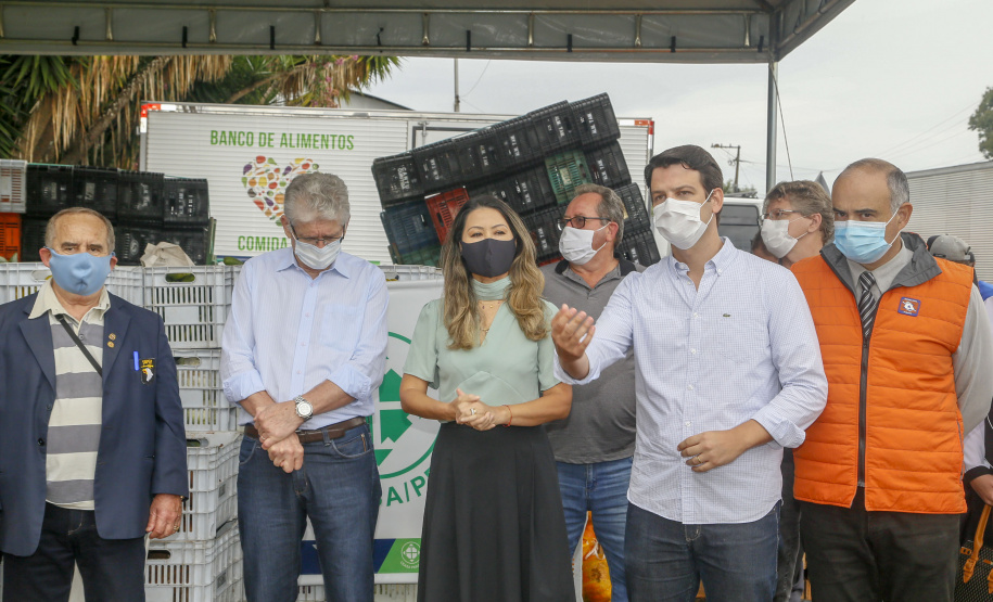 Permissionários atacadistas da Ceasa Curitiba fazem doação 25 toneladas de alimentos para entidades beneficentes de Curitiba e Região Metropolitana, além de famílias atingidas pelas chuvas em Irati, na região Centro-Sul do Estado. - Curitiba, 29/01/2021  - Foto: Gilson Abreu/AEN