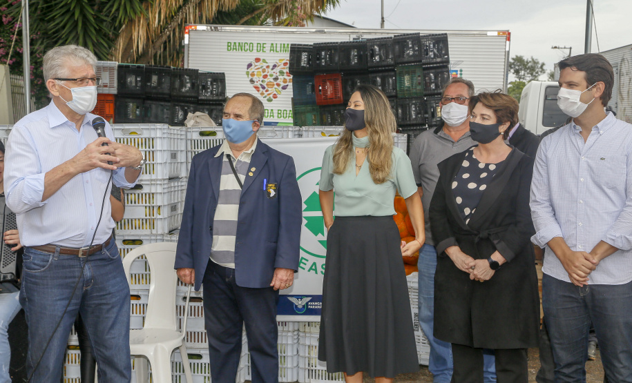 Permissionários atacadistas da Ceasa Curitiba fazem doação 25 toneladas de alimentos para entidades beneficentes de Curitiba e Região Metropolitana, além de famílias atingidas pelas chuvas em Irati, na região Centro-Sul do Estado. - Curitiba, 29/01/2021  - Foto: Gilson Abreu/AEN